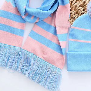 Ensemble bonnet et écharpe d'hiver personnalisés en jacquard acrylique Gamma Phi Delta Sorority – Bonnet tricoté avec symboles et écharpe douillette – Tenue universitaire - Product Image 5