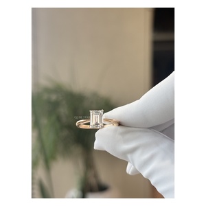 แหวนเพชรทรงเหลี่ยมมรกต QUBE STAR Elegant 1.50 กะรัต เพชรเลี้ยงในห้องปฏิบัติการ ทอง 14 กะรัต รับรองโดย IGI แบบสี่ขา ดีไซน์เรียบหรูสำหรับหมั้น - Product Image 3