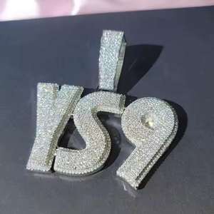 Collar con colgante personalizado de moda con nombre grande de plata de ley, con moissanita VVS de corte brillante y engaste de bisel, y cadena cubana - Product Image 1