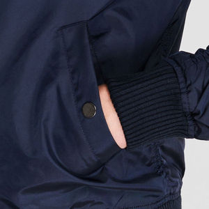 Chaqueta Cargo Premium para Hombre con Logotipo Personalizado – Prenda Exterior Multibolsillos Diseñada para Moda Urbana y Actividades al Aire Libre - Product Image 5