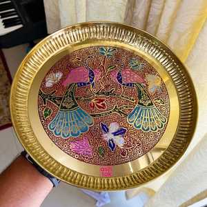 Assiette décorative en laiton peinte à la main, motif vache, art chinois traditionnel, support en bois inclus, durable, artisanal, respectueux de l'environnement - Product Image 4