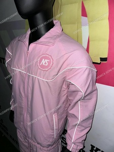 เสื้อแจ็คเก็ตแทรคสูทสีชมพูแบบยูนิเซ็กซ์ ผ้าไนลอนน้ำหนักเบา ทรงหลวม ซิปหน้า มีกระเป๋าข้าง ฮู้ด คอปก แขนยาว สวมใส่สบายๆ สำหรับฤดูร้อน - Product Image 3