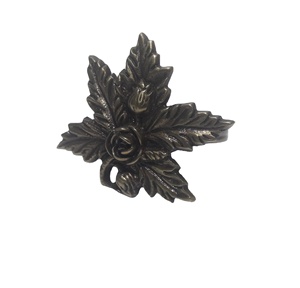 Anneau de serviette vintage en laiton antique avec feuille et rose – Porte-serviette floral artisanal pour mariage, hôtel et décoration de table de dîner - Product Image 1