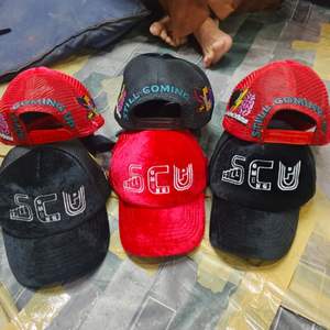 Casquettes de camionneur en velours rouge et noir avec logo et texte - Product Image 1