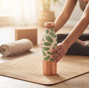 Botella de Agua de Cobre con Estampado de Hojas, Base Martillada y Tapa de Rosca, Diseño Inspirado en la Naturaleza y Elegancia Moderna - Product Image 6