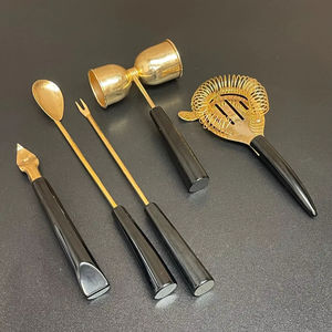Ensemble d'accessoires de bar plaqués or de haute qualité avec poignées noires, parfait pour la préparation de boissons à la maison et lors de fêtes, provenant d'Inde. - Product Image 1
