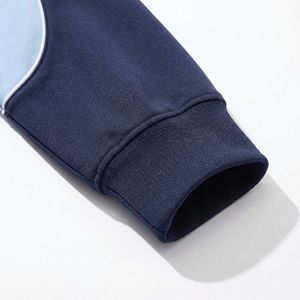 Chaqueta deportiva con paneles en azul marino y azul claro — Ribete blanco, cuello alto con cremallera completa |   Ropa Deportiva Premium OEM / Marca Privada - Product Image 5