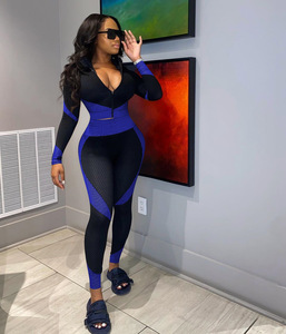 Ensemble sportif 2 pièces pour femme, noir et gris, avec haut zippé à manches longues et leggings en tricot respirant en spandex et nylon, coupe ajustée - Product Image 3