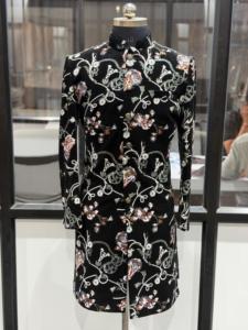 Sherwani de Seda Negra para Hombre con Bordado Floral, Traje Tradicional Indio para Boda, Corte Regular, Largo Midi - Product Image 1