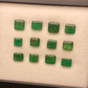 มรกตธรรมชาติทรงเหลี่ยมจากแซมเบีย 12 เม็ด คุณภาพเกรด AAA ความเงางามเยี่ยม สีเขียวสวยงาม ขัดและเจียระไนอย่างสมบูรณ์แบบ - Product Image 3