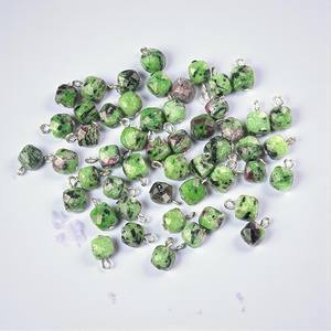 Breloque en cristal de zoïsite rubis en forme de cube, style religieux, certifiée par un tiers, en argent 925 plaqué platine, pour la fabrication de bijoux DIY et de colliers - Product Image 1