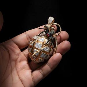 Pendentif bombé de luxe en or massif 18 carats serti de diamants avec breloque araignée, bijou thématique pour homme, cadeau - Product Image 2