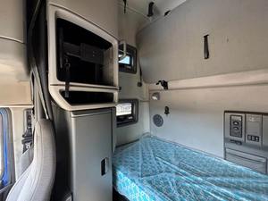 Tracteur routier diesel commercial 6x4, camion lourd pour le transport et la logistique internationales - Product Image 4