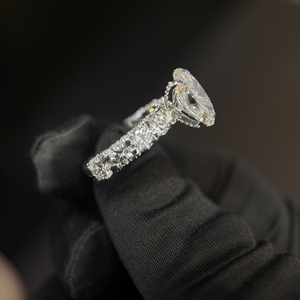 Anillo de Compromiso con Diamante Cultivado en Laboratorio CVD Ovalado de 2.50 Ct, Certificado por IGI, Oro Blanco de 14k, Estilo de Conjunto Nupcial de Lujo con Halo Oculto - Product Image 2