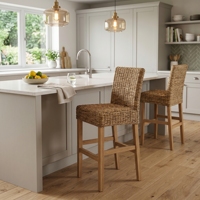 Silla de Bar Samalona con Estructura de Caoba y Ratán Natural, Taburetes Altos Premium para Exteriores, Lavables, Estilo Resort, Asientos para Barra de Cocina