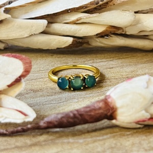 Bague Bohème Tendance à Trois Pierres, Anneaux Minimalistes en Laiton Plaqué Or 18 carats pour Femme, Bande Délicate en Topaze de Londres, Vente en Gros/OEM/ODM - Product Image 1