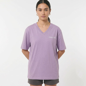 เสื้อยืดคอวีผ้าฝ้ายสำหรับผู้หญิง สีสันสวยงาม สไตล์ลำลองสำหรับฤดูร้อน พิมพ์ลายโลโก้แบบมินิมอล - Product Image 4