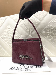 Bolso de Mano Sabyasaachi Hecho a Mano con Brillantes Detalles en Dorado Antiguo, Acrílico de Moda, Impermeable y Ecológico para Bodas y Fiestas - Product Image 5