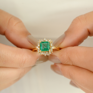 Impresionante Anillo Minimalista de Esmeraldas y Diamantes Engastados a Mano de Alta Calidad en Oro Amarillo Sólido de 18K, Joyería Apilable al por Mayor - Product Image 2