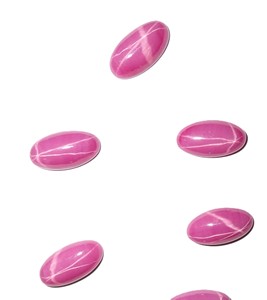 Rubis étoilé ovale 8x15 mm 4,5 carats, cabochon opaque poli créé en laboratoire avec effet étoile à 6 branches pour la fabrication de bijoux - Product Image 3