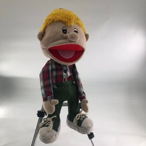 Marioneta de peluche suave personalizada con pelo negro, camisa amarilla y zapatos rojos para niñas de 3 años en adelante. - Product Image 2