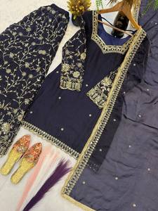 Ensemble de robe indienne pakistanaise en soie bleu marine brodée avec dupatta et chaussures assorties pour les occasions de mariage - Product Image 3