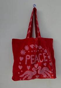 กระเป๋าโท้ทกำมะหยี่สีแดงสั่งทำขายส่ง พร้อมลายปักตัวอักษร PEACE สีชมพู รูปหัวนกพิราบ หัวใจ และลายดอกไม้สุดเก๋ - Product Image 3