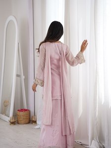 ชุดสาหรี่ผ้าไหมสีชมพูปักลาย พร้อมผ้าคลุมไหล่ปักลายกระจกแท้ แห้งเร็ว เหมาะสำหรับงานแต่งงานและงานปาร์ตี้ - Product Image 2