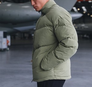เสื้อแจ็คเก็ตพัฟเฟอร์สีเขียวมะกอกสำหรับผู้ชาย คอตั้ง ปิดด้วยซิป สวมใส่สบายในฤดูหนาว ทรงหลวม แขนปกติ สีพื้น - Product Image 4