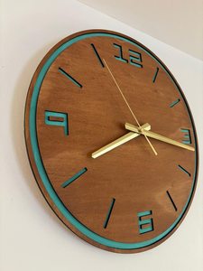 Reloj de pared de madera silencioso hecho a mano - Arte único con letras azul aguamarina - Product Image 5