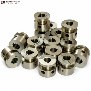 Accouplements d'arbre à pince fendue industriels |   Connecteur métallique usiné avec précision pour une transmission de puissance sécurisée et l'assemblage de machines - Product Image 1