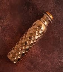 Bouteille d'eau en cuivre martelé nid d'abeille, design texturé hexagonal, bouchon anti-fuite, bouteille réutilisable pour usage quotidien - Product Image 5