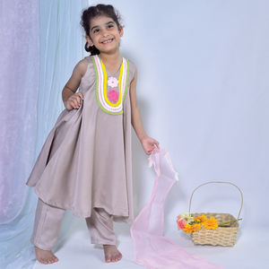 Kurti para Niñas en Color Morado Deslavado con Bordado y Dobladillo Acampanado, Vestido Tradicional para Fiestas al Mejor Precio - Product Image 2