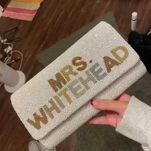 Bolso de mano tipo sobre blanco personalizado con nombre, con cuentas de perlas y cuentas de semillas, para novia, boda, noche, fiesta, accesorios. - Product Image 1