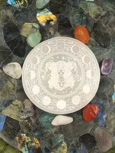 Placa de Selenita para Carga Energética, con Grabado de la Triple Diosa, Reiki, Sanación, Centro de Energía - Product Image 1