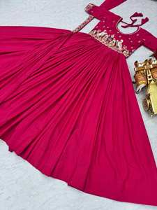 Traje de gala con dupatta de seda crepé, bordado pesado con lentejuelas y pedrería - Product Image 6