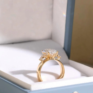 Anillo Solitario Único de 3.70 Quilates, Anillo de Compromiso Ovalado con Diamante Cultivado en Laboratorio, Joyería Clásica para Mujer - Product Image 3