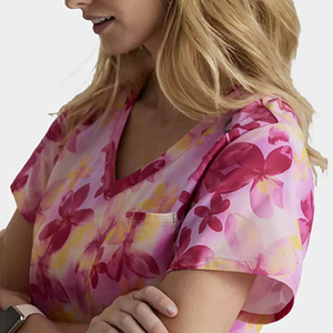 Tenue médicale unisexe tricotée rose de luxe sur mesure, motif floral, tendance estivale, confortable et de haute qualité - Product Image 6