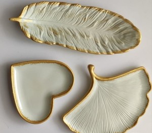 Ensemble d'assiettes décoratives en aluminium en forme de feuille, faites à la main, avec bordure dorée, motif végétal, design moderne pour la décoration de la maison et les fêtes - Product Image 1