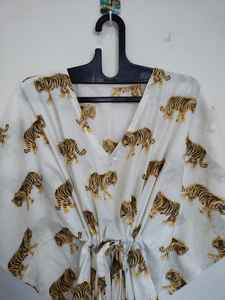 Kaftan léger en coton imprimé tigre, fait main en Inde, idéal pour la plage en été - Product Image 2