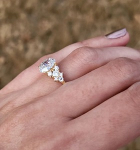 แหวนหมั้นเพชรมอยส์ซอไนต์ทรงรีที่สวยงามของขวัญแหวนเงินสเตอริงสำหรับเธอ - Product Image 2