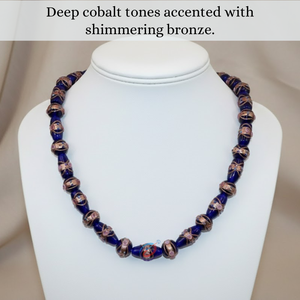 Perles en verre soufflé artisanal bleu foncé, brin de 8 pouces |   Décoration de gâteau de mariage avec accent en cuivre |   Formes Mixtes Multi-Tailles pour la Fabrication de Bijoux - Product Image 3