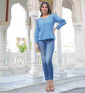 เสื้อท่อนบนทรงปกติสำหรับผู้หญิง สีฟ้า ผ้าเรยอน พิมพ์ลายเรขาคณิต แขนพอง คอวี ออกแบบมาเพื่อการสวมใส่ลำลองทุกวันในทั่วโลก - Product Image 1