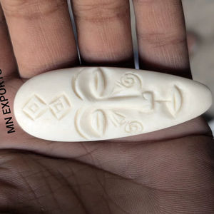 Pendentifs Tiki en os courbé faits à la main, style bohème, par MN Exportations - Product Image 1