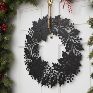 Couronne de Noël rouge en métal avec des feuilles de houx et des fleurs détaillées, idéale pour la décoration de porte pendant les fêtes d'hiver - Product Image 4