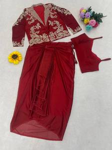 Conjunto de Sari de Seda Satinada Bordada en Borgoña con Volantes Florales, Traje Tradicional Moderno para Mujer, para Bodas, Graduaciones y Fiestas - Product Image 5