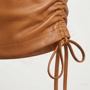 Minifalda de Mujer de Cintura Alta en Cuero Sintético Marrón Sólido con Lazo Lateral Fruncido Estilo Lápiz - Product Image 6