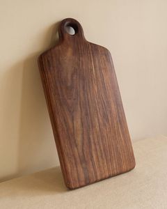 Planche à découper rectangulaire en bois brut rustique avec poignée, finition naturelle Wabi Sabi, pour la cuisine - Product Image 3