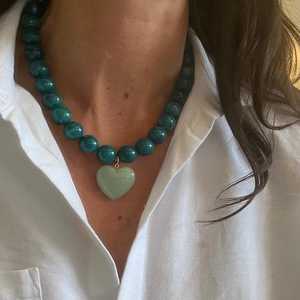 Collier élégant fait main pour femme en résine perlée avec pendentif cœur, idéal pour les fêtes et comme cadeau. - Product Image 2