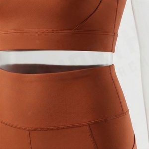 Conjunto Deportivo Seamless Personalizado al por Mayor para Mujer: Sujetador Deportivo sin Espalda y Shorts Scrunch Bum de Dos Piezas para Yoga y Fitness - Product Image 5